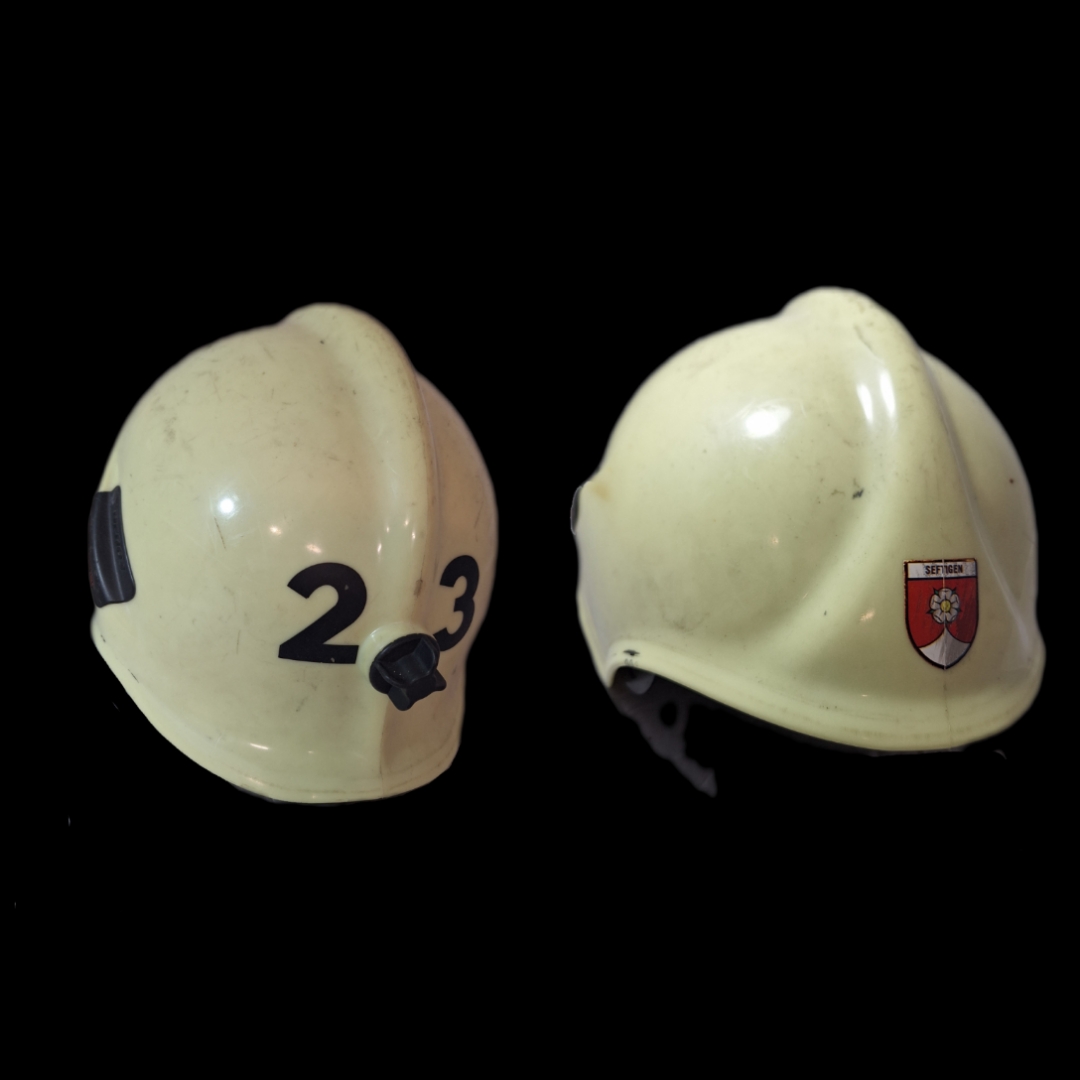 ~131 Feuerwehrhelm Schweiz CH Gemeinde Seftigen beige No. 23 Rosenbauer Helm